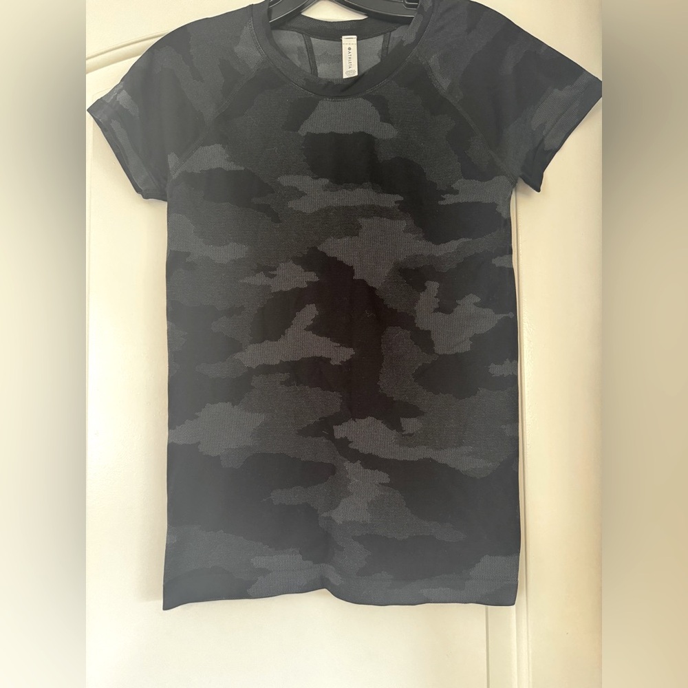 Athleta Black Camouflage Momentum Tee Top
 Sz S